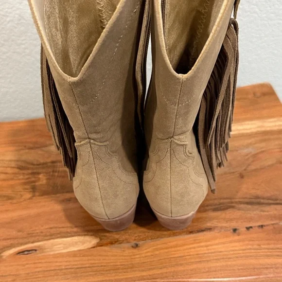 Oasis Society Tan Faux Suede Fringe Western Boots sz 7.5 - Picture 6 of 9